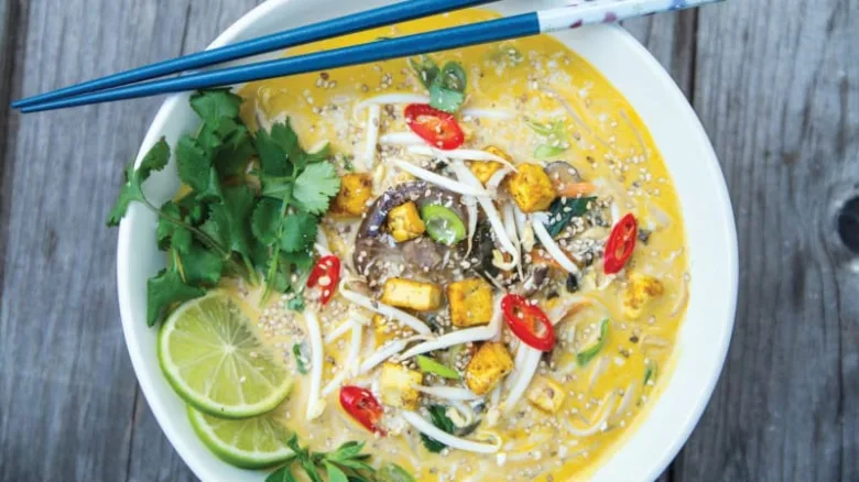 Barevná miso pasta s citronem, koriandrem a chilli v bílé mísce.