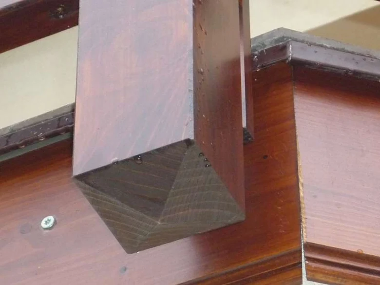 Detail dřevěného balkonu s viditelnou konstrukcí.
