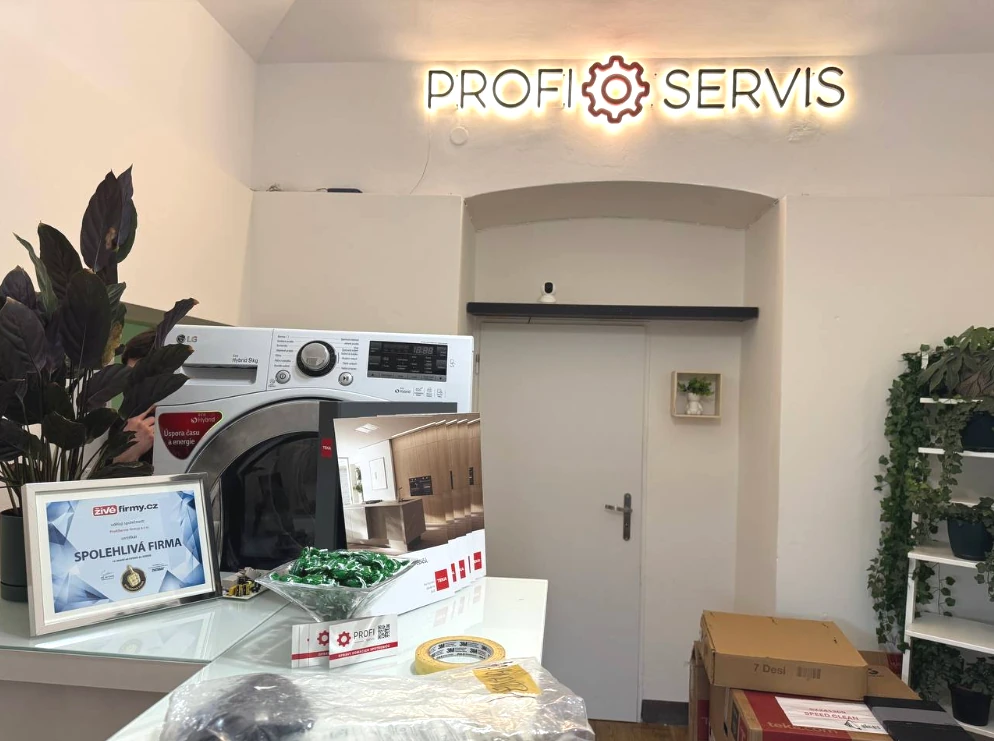 Vnitřek servisní dílny s myčkou a značením PROFISERVIS