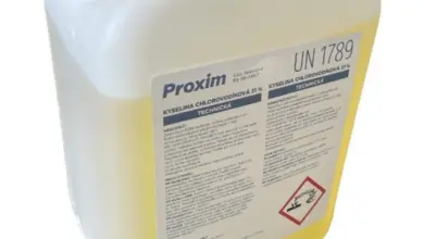 Bílá nádoba s technickou kyselinou chlorovodíkovou o koncentraci 31 %.