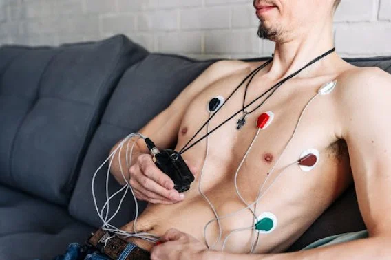 Muž s elektrodami na hrudi pro tlakový holter.
