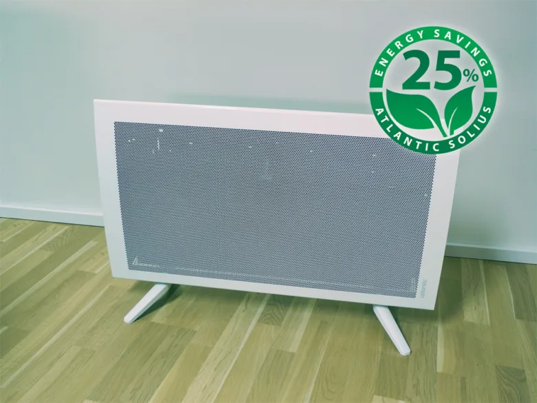 Bílý přímotop s logem úspory energie na dřevěné podlaze.