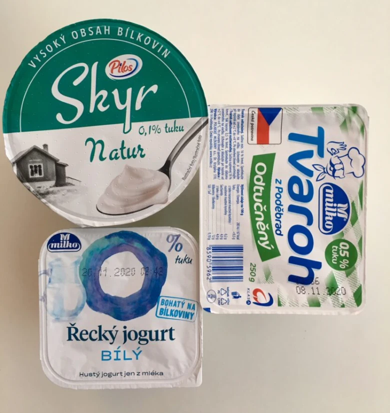 Tři balíčky jogurtu a skyru s českými popisky.