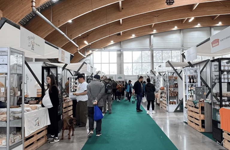 Trhy s bezlaktózovým mlékem a dalšími produkty v interiéru.