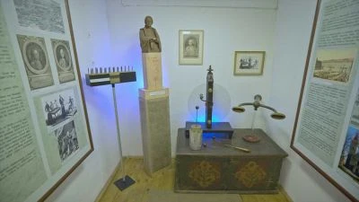 Expozice historických hromosvodů v muzeu s popisky.