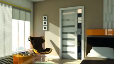 Moderní ložnice s bílými posuvnými dveřmi ve zdi.