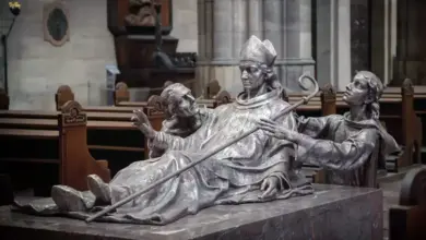 Socha svatého Vojtěcha v kostele s dvěma dalšími postavami.