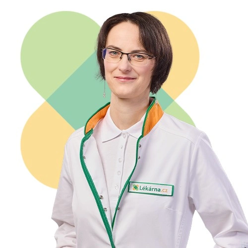 Portrét ženy v bílém plášti s logem lékárny.