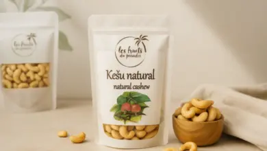 Balíček přírodních kešu ořechů s dýňovými listy a skořepinou.