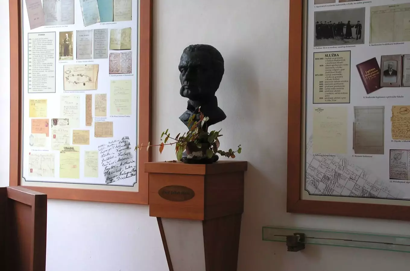 Socha Jakuba Hlávky mezi historickými dokumenty v expozici.