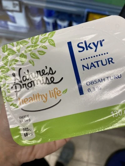 Jogurtový kelímek s nápisem Skyry od značky Nature’s Promise.
