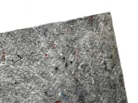 Blízky pohled na šedou geotextilní látku s barevnými vlákny.